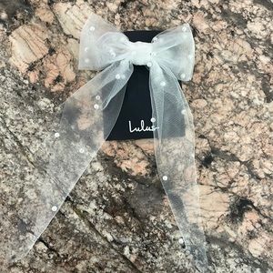 Tulle pearl bow